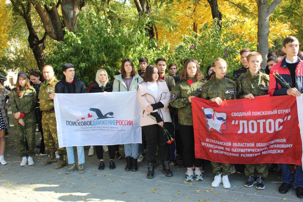 В Братском саду г.Астрахани состоялось патриотическое мероприятие "Мы помним подвиг солдата", посвященное 79 годовщине третьего формирования 28-ой Армии на территории Астрахани